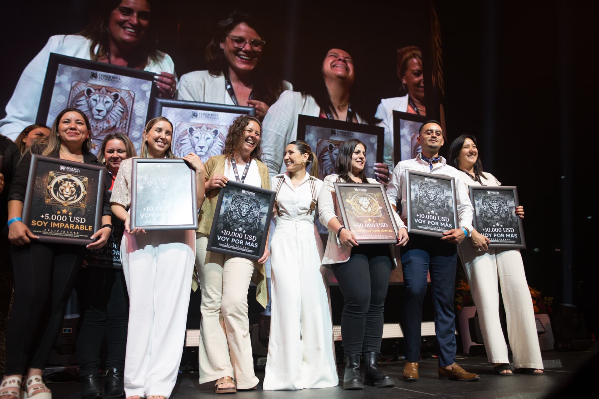Camila Romero en el escenario junto a alumnas premiadas de su mentoría